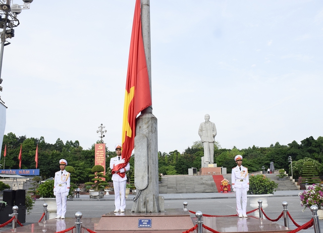 Nghệ An: Tổ chức Lễ chào cờ và bay Đại kỳ Tổ quốc
kỷ niệm 135 năm Ngày sinh Chủ tịch Hồ Chí Minh- Ảnh 2. Nghệ An: Tổ chức Lễ chào cờ và bay Đại kỳ Tổ quốc
kỷ niệm 135 năm Ngày sinh Chủ tịch Hồ Chí Minh- Ảnh 2.