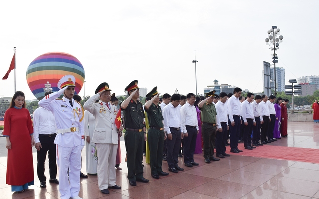 Nghệ An: Tổ chức Lễ chào cờ và bay Đại kỳ Tổ quốc
kỷ niệm 135 năm Ngày sinh Chủ tịch Hồ Chí Minh- Ảnh 3. Nghệ An: Tổ chức Lễ chào cờ và bay Đại kỳ Tổ quốc
kỷ niệm 135 năm Ngày sinh Chủ tịch Hồ Chí Minh- Ảnh 3.