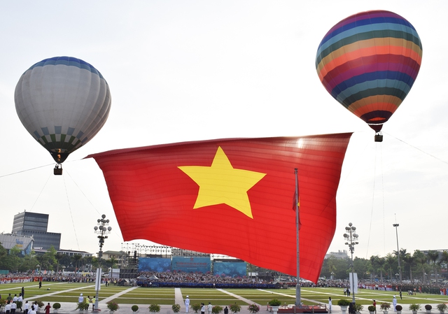 Nghệ An: Tổ chức Lễ chào cờ và bay Đại kỳ Tổ quốc
kỷ niệm 135 năm Ngày sinh Chủ tịch Hồ Chí Minh- Ảnh 4. Nghệ An: Tổ chức Lễ chào cờ và bay Đại kỳ Tổ quốc
kỷ niệm 135 năm Ngày sinh Chủ tịch Hồ Chí Minh- Ảnh 4.