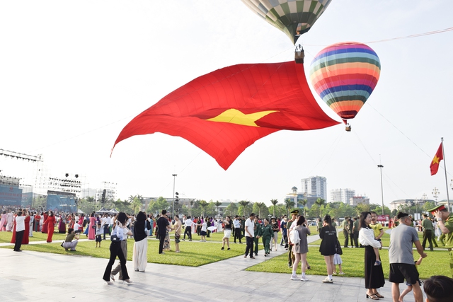 Nghệ An: Tổ chức Lễ chào cờ và bay Đại kỳ Tổ quốc
kỷ niệm 135 năm Ngày sinh Chủ tịch Hồ Chí Minh- Ảnh 5. Nghệ An: Tổ chức Lễ chào cờ và bay Đại kỳ Tổ quốc
kỷ niệm 135 năm Ngày sinh Chủ tịch Hồ Chí Minh- Ảnh 5.