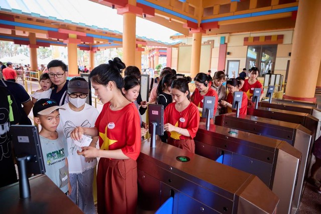 Hàng ngàn du khách nô nức đến Sun World Ha Nam - thiên đường “giải nhiệt” mới tại miền Bắc- Ảnh 1. Hàng ngàn du khách nô nức đến Sun World Ha Nam - thiên đường “giải nhiệt” mới tại miền Bắc- Ảnh 1.