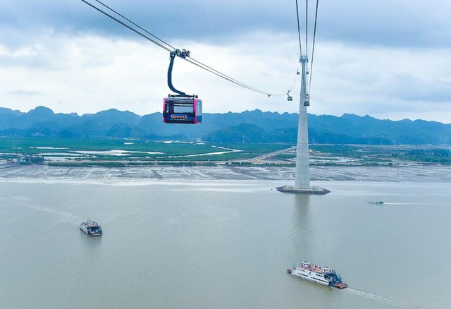 Du khách háo hức trải nghiệm xe điện, tàu cao tốc tới Cát Bà- Ảnh 2. Du khách háo hức trải nghiệm xe điện, tàu cao tốc tới Cát Bà- Ảnh 2.