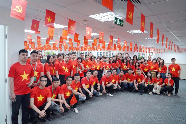 Hàng ngàn VPBanker cùng hòa nhịp Quốc ca, phủ đỏ văn phòng bằng áo cờ tổ quốc- Ảnh 1. Hàng ngàn VPBanker cùng hòa nhịp Quốc ca, phủ đỏ văn phòng bằng áo cờ tổ quốc- Ảnh 1.