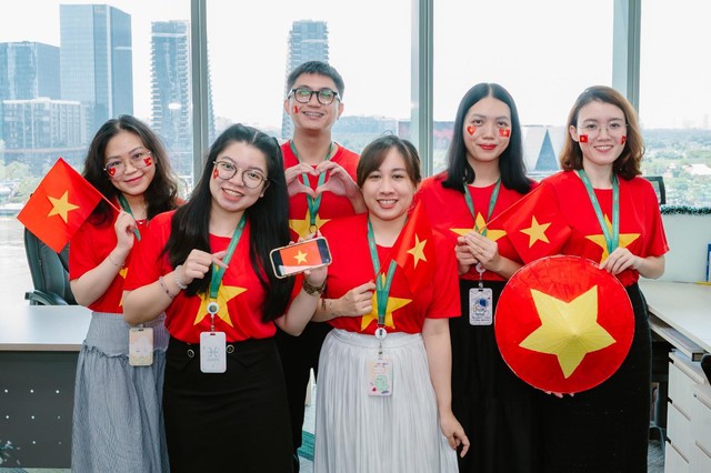 Hàng ngàn VPBanker cùng hòa nhịp Quốc ca, phủ đỏ văn phòng bằng áo cờ tổ quốc- Ảnh 5. Hàng ngàn VPBanker cùng hòa nhịp Quốc ca, phủ đỏ văn phòng bằng áo cờ tổ quốc- Ảnh 5.