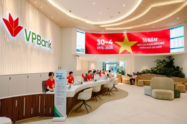 Hàng ngàn VPBanker cùng hòa nhịp Quốc ca, phủ đỏ văn phòng bằng áo cờ tổ quốc- Ảnh 7. Hàng ngàn VPBanker cùng hòa nhịp Quốc ca, phủ đỏ văn phòng bằng áo cờ tổ quốc- Ảnh 7.