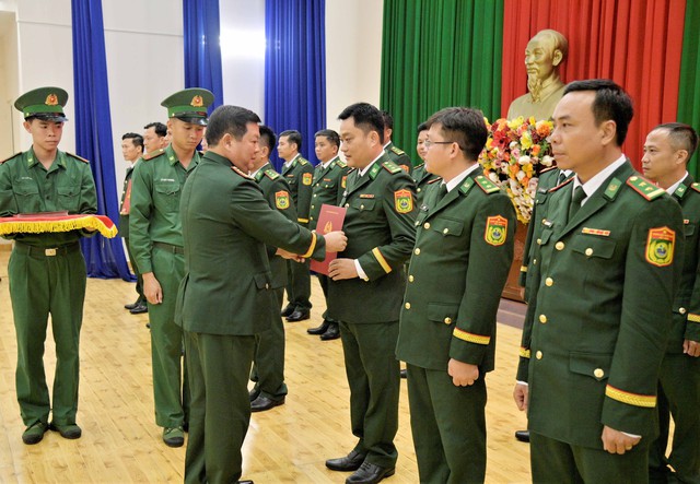 BĐBP tỉnh Kiên Giang trao quyết định thăng quân hàm cho 90 sĩ quan- Ảnh 1. BĐBP tỉnh Kiên Giang trao quyết định thăng quân hàm cho 90 sĩ quan- Ảnh 1.