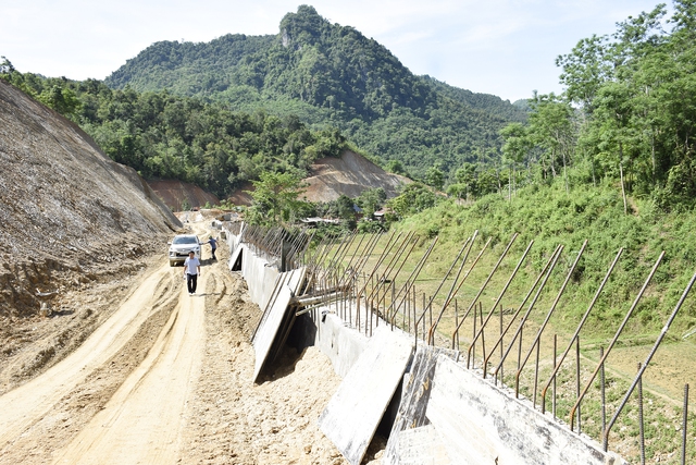 Nghệ An: Lãnh đạo UBND tỉnh kiểm tra công trường Dự án đường giao thông miền núi- Ảnh 2. Nghệ An: Lãnh đạo UBND tỉnh kiểm tra công trường Dự án đường giao thông miền núi- Ảnh 2.