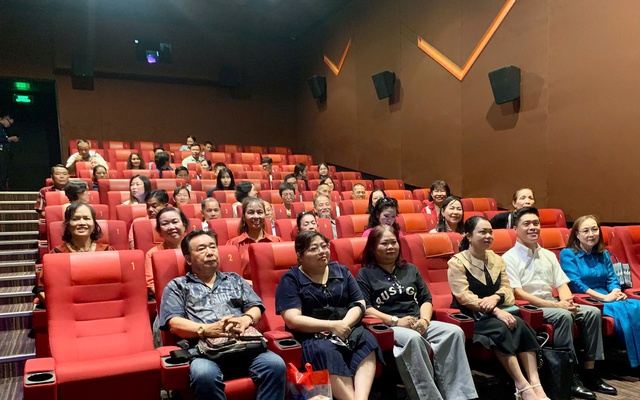 Khơi lòng tự hào dân tộc cho kiều bào qua phim “Địa đạo: Mặt trời trong bóng tối”- Ảnh 4. Khơi lòng tự hào dân tộc cho kiều bào qua phim “Địa đạo: Mặt trời trong bóng tối”- Ảnh 4.