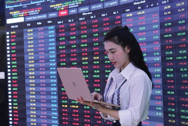 Thị trường chứng khoán bất ngờ bị "nhuộm đỏ"- Ảnh 1. Thị trường chứng khoán bất ngờ bị "nhuộm đỏ"- Ảnh 1.