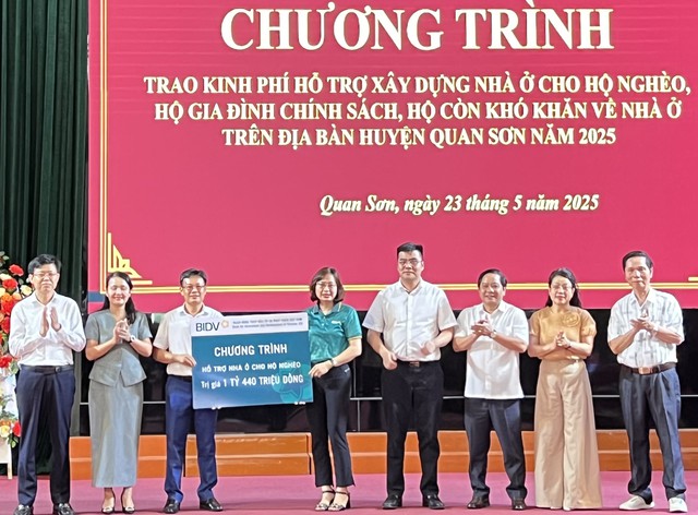 Trao tặng 40 căn nhà cho hộ nghèo trên địa bàn huyện Quan Sơn- Ảnh 1. Trao tặng 40 căn nhà cho hộ nghèo trên địa bàn huyện Quan Sơn- Ảnh 1.