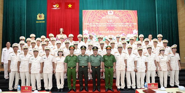 Công an tỉnh An Giang: Trao Quyết định nghỉ hưu theo nguyện vọng cho 68 đồng chí- Ảnh 1. Công an tỉnh An Giang: Trao Quyết định nghỉ hưu theo nguyện vọng cho 68 đồng chí- Ảnh 1.