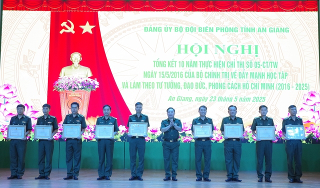 BĐBP An Giang: Tuyên dương tập thể và cá nhân tiêu biểu trong học tập theo tư tưởng Hồ Chí Minh- Ảnh 1. BĐBP An Giang: Tuyên dương tập thể và cá nhân tiêu biểu trong học tập theo tư tưởng Hồ Chí Minh- Ảnh 1.