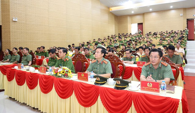 Công an tỉnh An Giang: Trao Quyết định nghỉ hưu theo nguyện vọng cho 68 đồng chí- Ảnh 2. Công an tỉnh An Giang: Trao Quyết định nghỉ hưu theo nguyện vọng cho 68 đồng chí- Ảnh 2.
