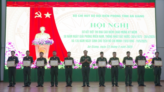BĐBP An Giang: Tuyên dương tập thể và cá nhân tiêu biểu trong học tập theo tư tưởng Hồ Chí Minh- Ảnh 2. BĐBP An Giang: Tuyên dương tập thể và cá nhân tiêu biểu trong học tập theo tư tưởng Hồ Chí Minh- Ảnh 2.