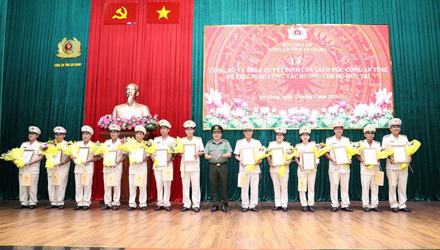 Công an tỉnh An Giang: Trao Quyết định nghỉ hưu theo nguyện vọng cho 68 đồng chí- Ảnh 5. Công an tỉnh An Giang: Trao Quyết định nghỉ hưu theo nguyện vọng cho 68 đồng chí- Ảnh 5.