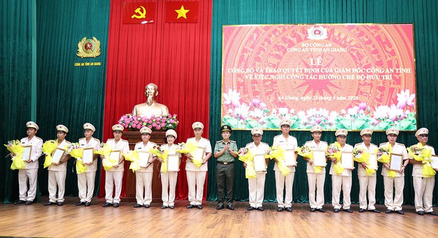 Công an tỉnh An Giang: Trao Quyết định nghỉ hưu theo nguyện vọng cho 68 đồng chí- Ảnh 6. Công an tỉnh An Giang: Trao Quyết định nghỉ hưu theo nguyện vọng cho 68 đồng chí- Ảnh 6.