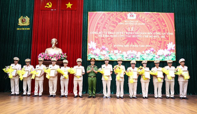 Công an tỉnh An Giang: Trao Quyết định nghỉ hưu theo nguyện vọng cho 68 đồng chí- Ảnh 7. Công an tỉnh An Giang: Trao Quyết định nghỉ hưu theo nguyện vọng cho 68 đồng chí- Ảnh 7.