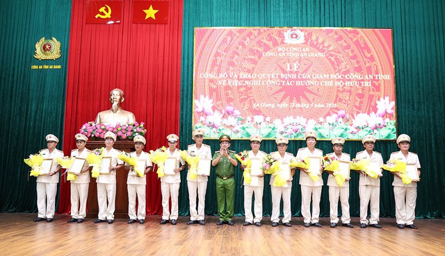 Công an tỉnh An Giang: Trao Quyết định nghỉ hưu theo nguyện vọng cho 68 đồng chí- Ảnh 8. Công an tỉnh An Giang: Trao Quyết định nghỉ hưu theo nguyện vọng cho 68 đồng chí- Ảnh 8.