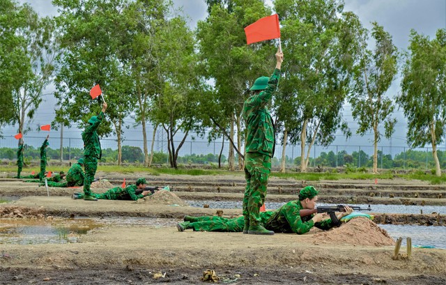 Lãnh đạo BĐBP tỉnh Kiên Giang kiểm tra bắn đạn thật năm 2025- Ảnh 2. Lãnh đạo BĐBP tỉnh Kiên Giang kiểm tra bắn đạn thật năm 2025- Ảnh 2.
