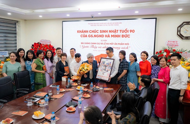 Ra mắt ấn phẩm “Người thầy và những trang sách” của GS. NGND Hà Minh Đức- Ảnh 2. Ra mắt ấn phẩm “Người thầy và những trang sách” của GS. NGND Hà Minh Đức- Ảnh 2.