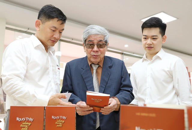 Ra mắt ấn phẩm “Người thầy và những trang sách” của GS. NGND Hà Minh Đức- Ảnh 5. Ra mắt ấn phẩm “Người thầy và những trang sách” của GS. NGND Hà Minh Đức- Ảnh 5.