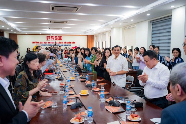 Ra mắt ấn phẩm “Người thầy và những trang sách” của GS. NGND Hà Minh Đức- Ảnh 6. Ra mắt ấn phẩm “Người thầy và những trang sách” của GS. NGND Hà Minh Đức- Ảnh 6.