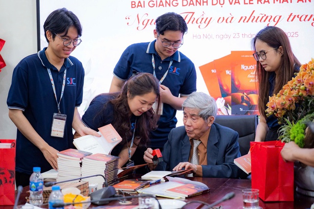 Ra mắt ấn phẩm “Người thầy và những trang sách” của GS. NGND Hà Minh Đức- Ảnh 4. Ra mắt ấn phẩm “Người thầy và những trang sách” của GS. NGND Hà Minh Đức- Ảnh 4.