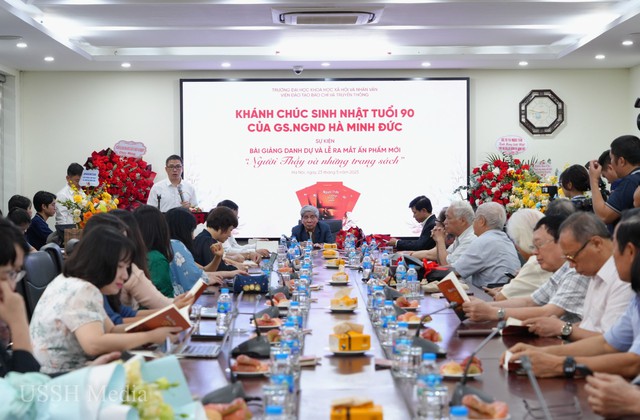 Ra mắt ấn phẩm “Người thầy và những trang sách” của GS. NGND Hà Minh Đức- Ảnh 1. Ra mắt ấn phẩm “Người thầy và những trang sách” của GS. NGND Hà Minh Đức- Ảnh 1.