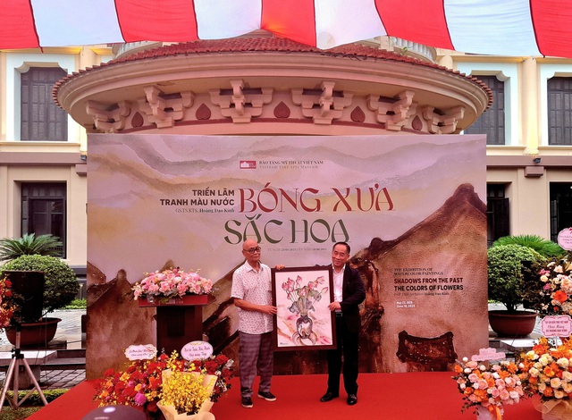 Khai mạc triển lãm tranh màu nước "Bóng xưa - Sắc hoa" của GS.TS.KTS Hoàng Đạo Kính- Ảnh 3. Khai mạc triển lãm tranh màu nước "Bóng xưa - Sắc hoa" của GS.TS.KTS Hoàng Đạo Kính- Ảnh 3.
