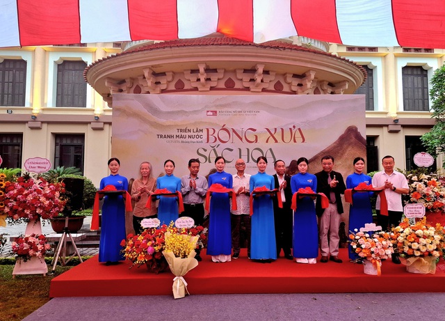 Khai mạc triển lãm tranh màu nước "Bóng xưa - Sắc hoa" của GS.TS.KTS Hoàng Đạo Kính- Ảnh 2. Khai mạc triển lãm tranh màu nước "Bóng xưa - Sắc hoa" của GS.TS.KTS Hoàng Đạo Kính- Ảnh 2.