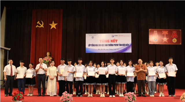 Tự tin vươn ra thế giới từ lớp học tiếng Nga ở Điện Biên- Ảnh 1. Tự tin vươn ra thế giới từ lớp học tiếng Nga ở Điện Biên- Ảnh 1.