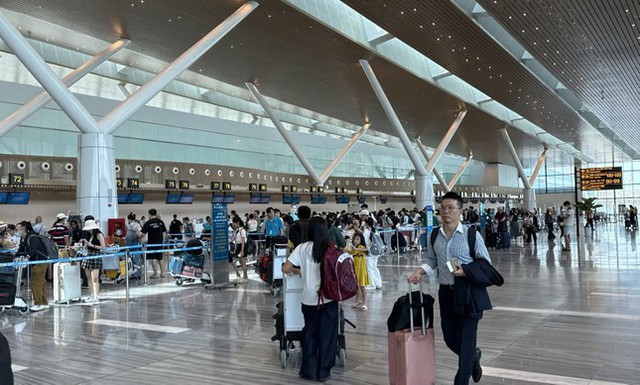 Sân bay Tân Sơn Nhất dự kiến đón 10 triệu khách dịp hè- Ảnh 1. Sân bay Tân Sơn Nhất dự kiến đón 10 triệu khách dịp hè- Ảnh 1.