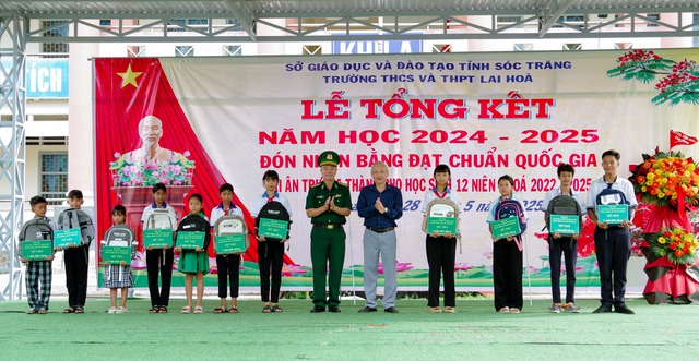 BĐBP tỉnh Sóc Trăng: Trao học bổng Dự án “Cán bộ, chiến sĩ Quân đội nâng bước em tới trường”- Ảnh 2. BĐBP tỉnh Sóc Trăng: Trao học bổng Dự án “Cán bộ, chiến sĩ Quân đội nâng bước em tới trường”- Ảnh 2.