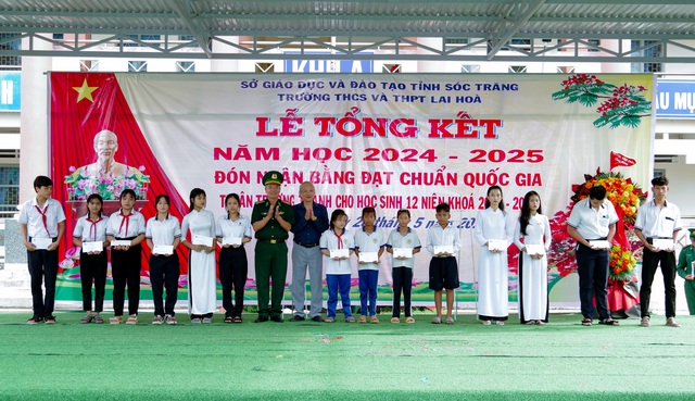 BĐBP tỉnh Sóc Trăng: Trao học bổng Dự án “Cán bộ, chiến sĩ Quân đội nâng bước em tới trường”- Ảnh 3. BĐBP tỉnh Sóc Trăng: Trao học bổng Dự án “Cán bộ, chiến sĩ Quân đội nâng bước em tới trường”- Ảnh 3.