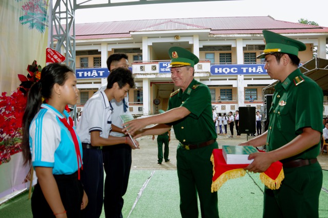 BĐBP tỉnh Sóc Trăng: Trao học bổng Dự án “Cán bộ, chiến sĩ Quân đội nâng bước em tới trường”- Ảnh 1. BĐBP tỉnh Sóc Trăng: Trao học bổng Dự án “Cán bộ, chiến sĩ Quân đội nâng bước em tới trường”- Ảnh 1.