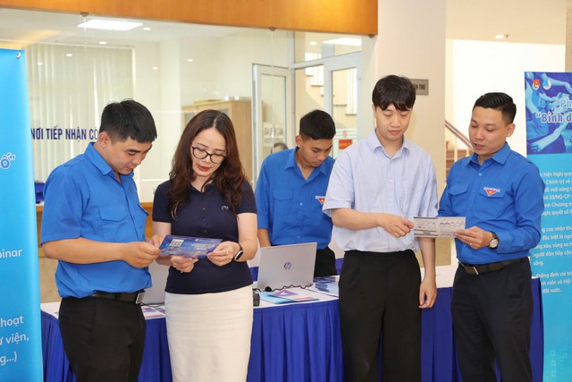 Thời gian qua, quận Hoàn Kiếm đã triển khai nhiều mô hình chuyển đổi số. Thời gian qua, quận Hoàn Kiếm đã triển khai nhiều mô hình chuyển đổi số.