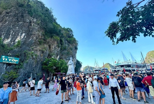 Quảng Ninh: 4 ngày nghỉ lễ đón hơn 1 triệu lượt khách- Ảnh 1. Quảng Ninh: 4 ngày nghỉ lễ đón hơn 1 triệu lượt khách- Ảnh 1.