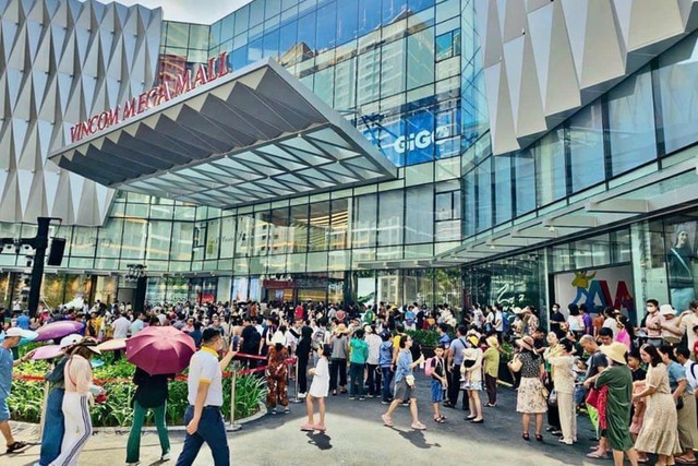Mặt bằng bán lẻ đường phố hụt hơi trước trung tâm thương mại- Ảnh 1. Mặt bằng bán lẻ đường phố hụt hơi trước trung tâm thương mại- Ảnh 1.