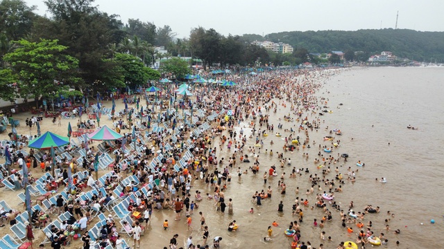 Hải Phòng, Quảng Ninh ghi nhận lượng khách du lịch tăng cao trong kỳ nghỉ lễ 30/4-1/5- Ảnh 1. Hải Phòng, Quảng Ninh ghi nhận lượng khách du lịch tăng cao trong kỳ nghỉ lễ 30/4-1/5- Ảnh 1.