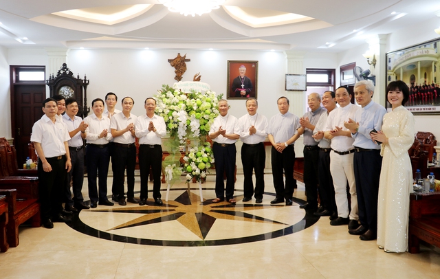 Nghệ An: Lãnh đạo tỉnh chúc mừng Toà Giám mục Giáo phận Vinh nhân dịp Lễ Phục sinh năm 2025- Ảnh 2. Nghệ An: Lãnh đạo tỉnh chúc mừng Toà Giám mục Giáo phận Vinh nhân dịp Lễ Phục sinh năm 2025- Ảnh 2.