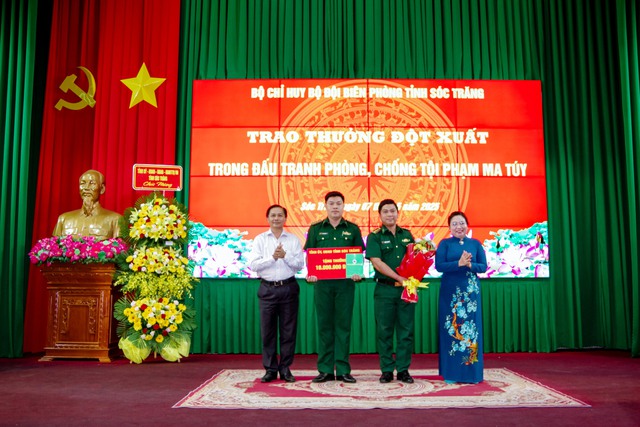 Sóc Trăng: Trao thưởng đột xuất trong đấu tranh phòng, chống tội phạm ma túy- Ảnh 1. Sóc Trăng: Trao thưởng đột xuất trong đấu tranh phòng, chống tội phạm ma túy- Ảnh 1.