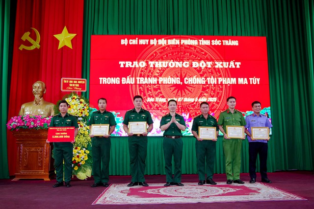Sóc Trăng: Trao thưởng đột xuất trong đấu tranh phòng, chống tội phạm ma túy- Ảnh 2. Sóc Trăng: Trao thưởng đột xuất trong đấu tranh phòng, chống tội phạm ma túy- Ảnh 2.