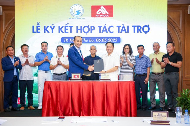 Đại diện Công ty TNHH May Thêu Giày An Phước và đại diện CLB Golf Doanh nhân Nghệ Tĩnh tại Tp HCM Đại diện Công ty TNHH May Thêu Giày An Phước và đại diện CLB Golf Doanh nhân Nghệ Tĩnh tại Tp HCM