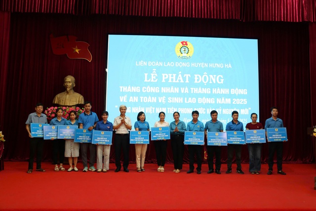 Thái Bình: Trao 217 suất quà cho đoàn viên, người lao động nhân dịp Tháng công nhân- Ảnh 1. Thái Bình: Trao 217 suất quà cho đoàn viên, người lao động nhân dịp Tháng công nhân- Ảnh 1.