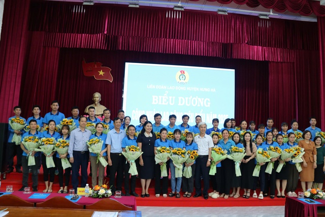 Thái Bình: Trao 217 suất quà cho đoàn viên, người lao động nhân dịp Tháng công nhân- Ảnh 2. Thái Bình: Trao 217 suất quà cho đoàn viên, người lao động nhân dịp Tháng công nhân- Ảnh 2.