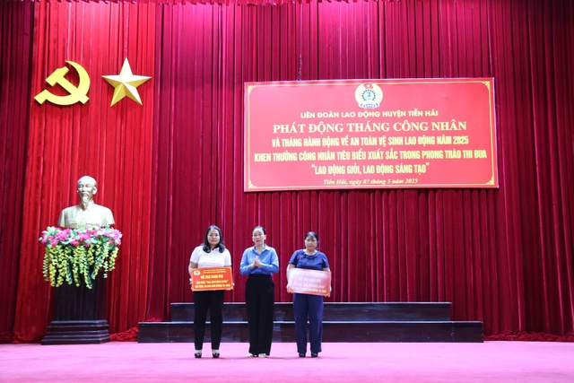 Thái Bình: Trao gần 200 suất quà cho đoàn viên, người lao động nhân Tháng công nhân- Ảnh 1. Thái Bình: Trao gần 200 suất quà cho đoàn viên, người lao động nhân Tháng công nhân- Ảnh 1.