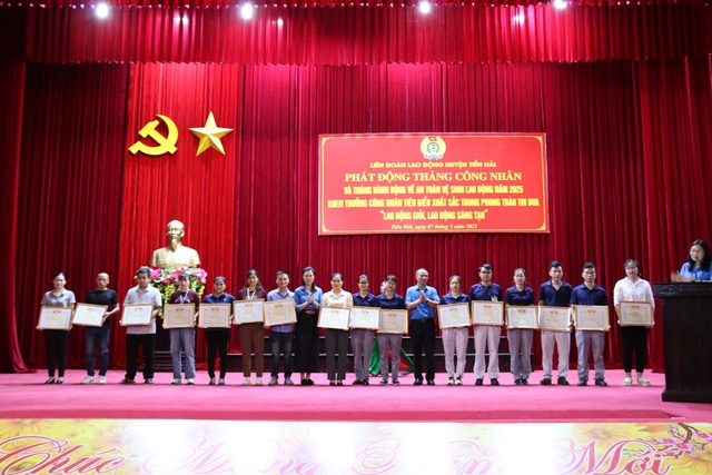 Thái Bình: Trao gần 200 suất quà cho đoàn viên, người lao động nhân Tháng công nhân- Ảnh 3. Thái Bình: Trao gần 200 suất quà cho đoàn viên, người lao động nhân Tháng công nhân- Ảnh 3.