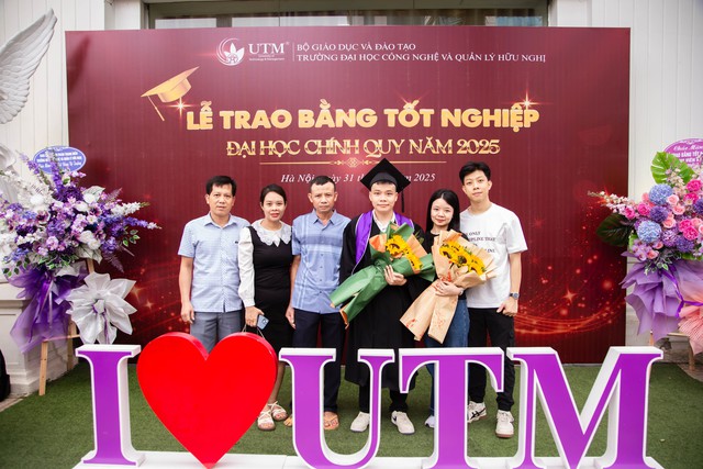 Tỏa sáng trong ngày lễ tốt nghiệp tại Trường UTM- Ảnh 6. Tỏa sáng trong ngày lễ tốt nghiệp tại Trường UTM- Ảnh 6.
