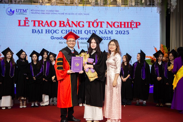 Tỏa sáng trong ngày lễ tốt nghiệp tại Trường UTM- Ảnh 8. Tỏa sáng trong ngày lễ tốt nghiệp tại Trường UTM- Ảnh 8.