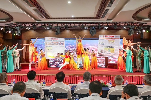 Hà Tĩnh long trọng tổ chức Lễ kỷ niệm 100 năm Ngày Báo chí Cách mạng Việt Nam- Ảnh 1. Hà Tĩnh long trọng tổ chức Lễ kỷ niệm 100 năm Ngày Báo chí Cách mạng Việt Nam- Ảnh 1.